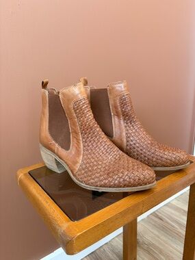 Skyller Woven Leather Chelsea Booties Tan Size 8